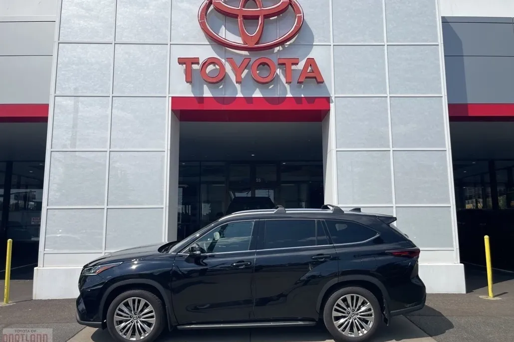2024 Toyota Highlander Platinum photo 1