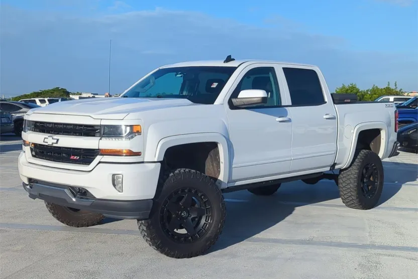 2017 Chevrolet Silverado 1500 LT photo 1
