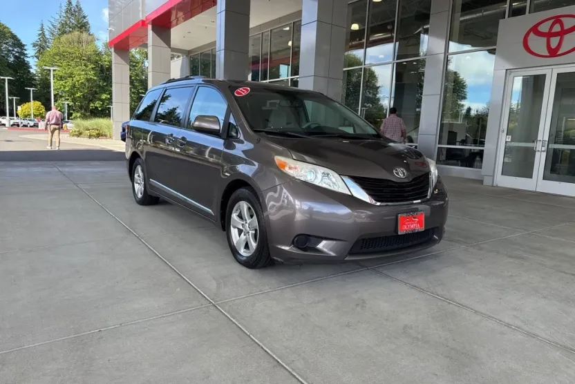 2013 Toyota Sienna LE photo 1