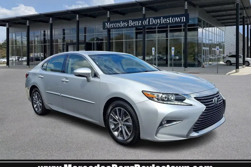 2016 Lexus ES 300h photo 1