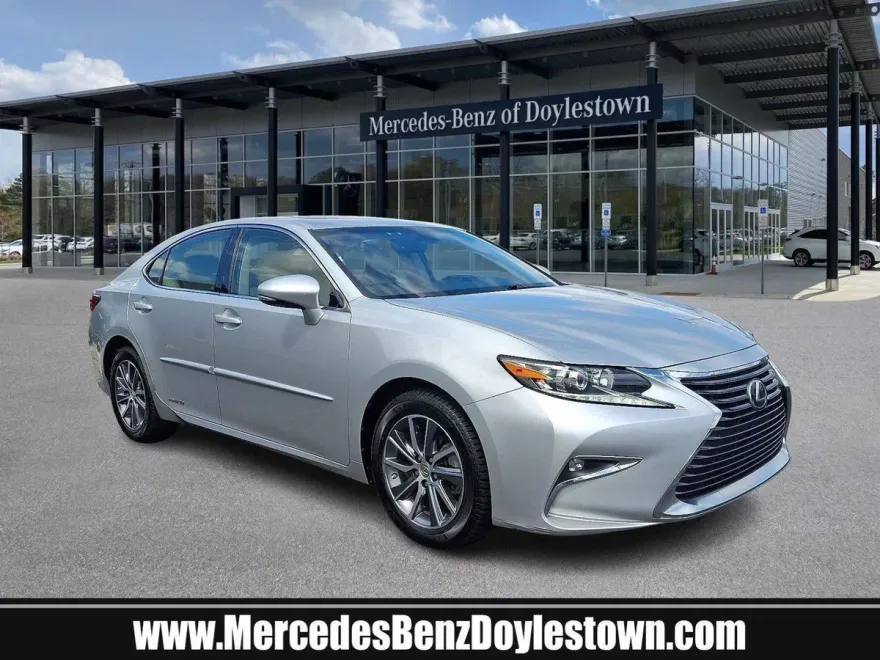 2016 Lexus ES 300h photo 1