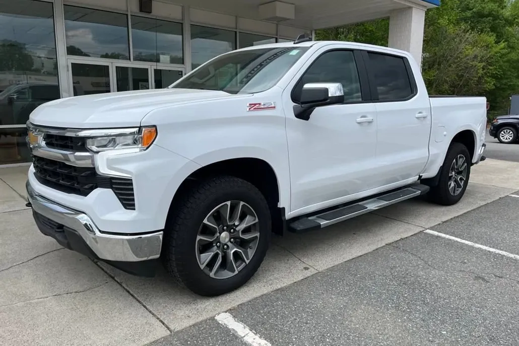 2025 Chevrolet Silverado 1500 LT photo 1