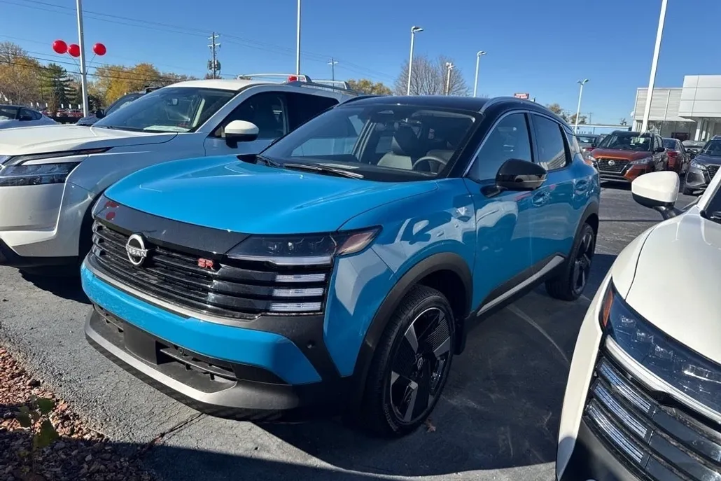 2025 Nissan Kicks SR photo 1