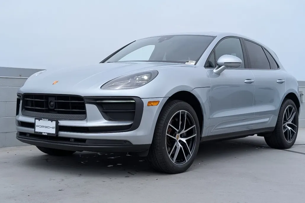 2023 Porsche Macan T photo 1