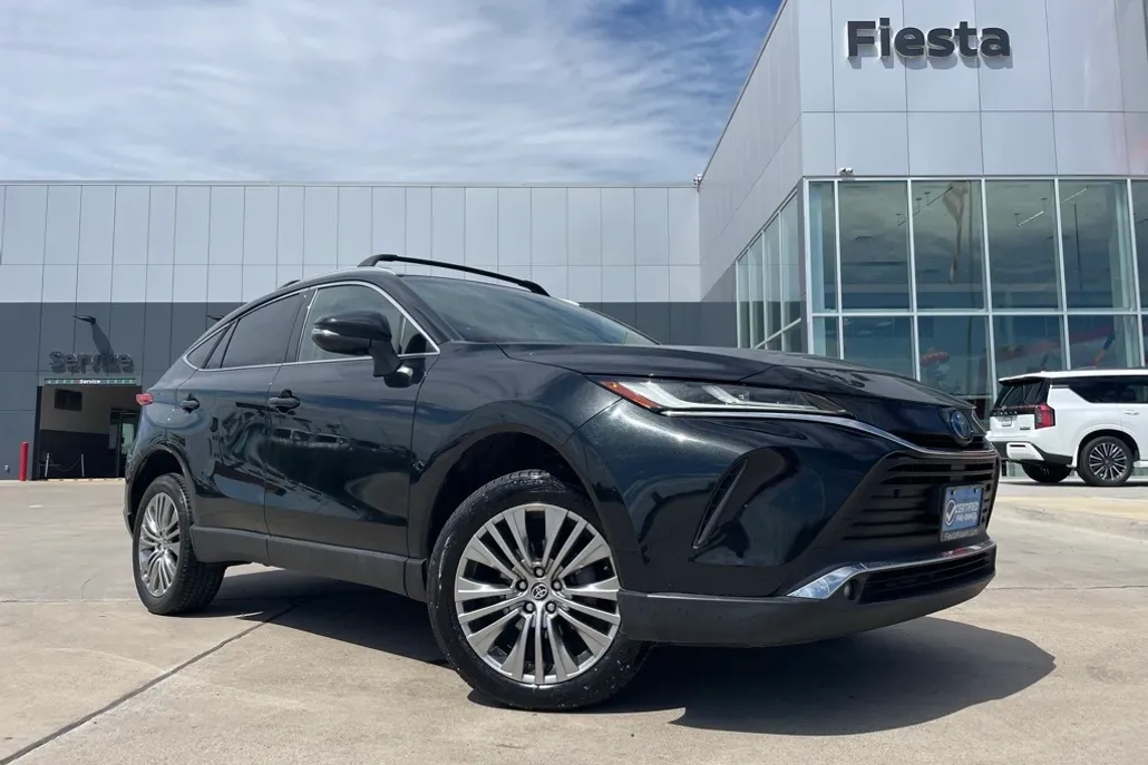 2023 Toyota Venza LE photo 1