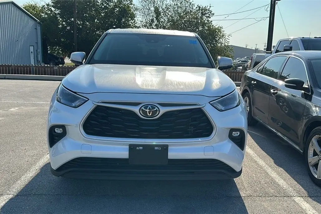 2024 Toyota Highlander LE photo 1