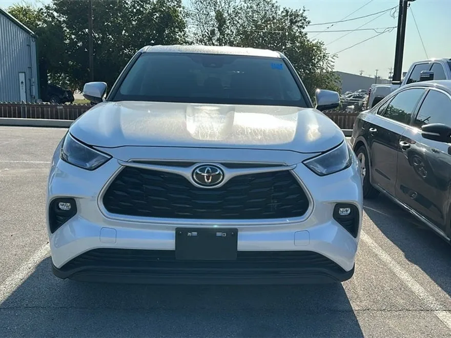 2024 Toyota Highlander LE photo 1