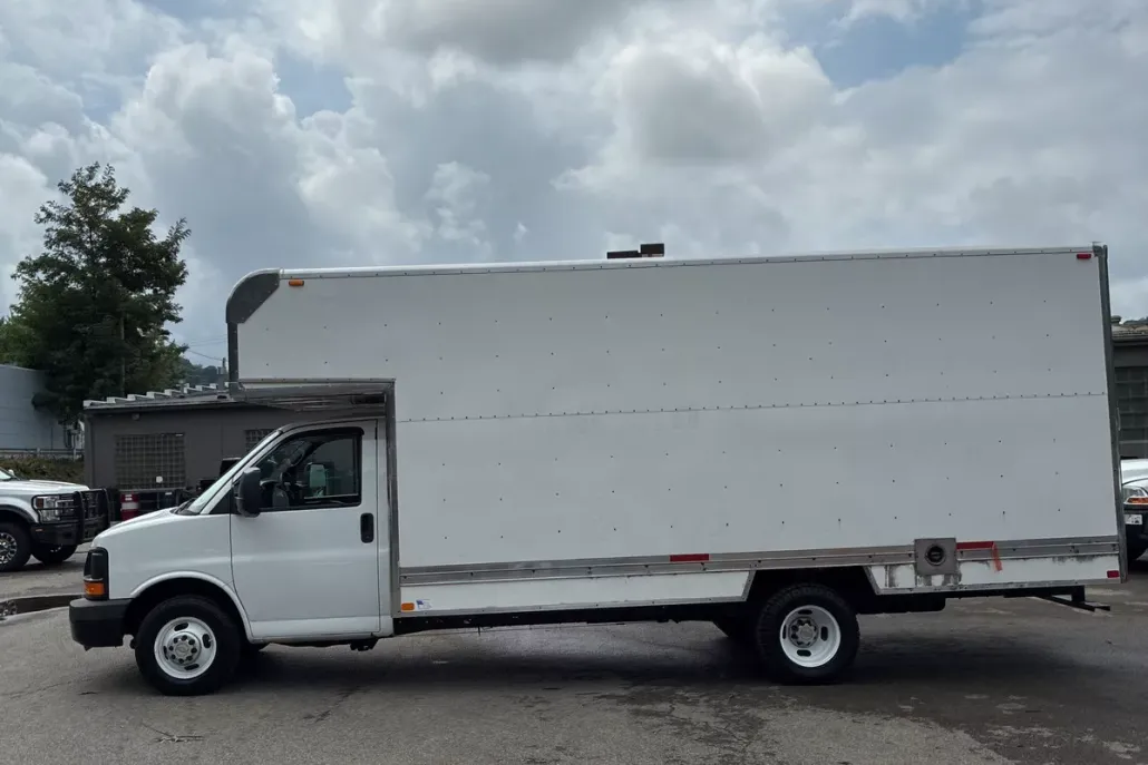 2013 Chevrolet Express Cutaway 3500 Van photo 1