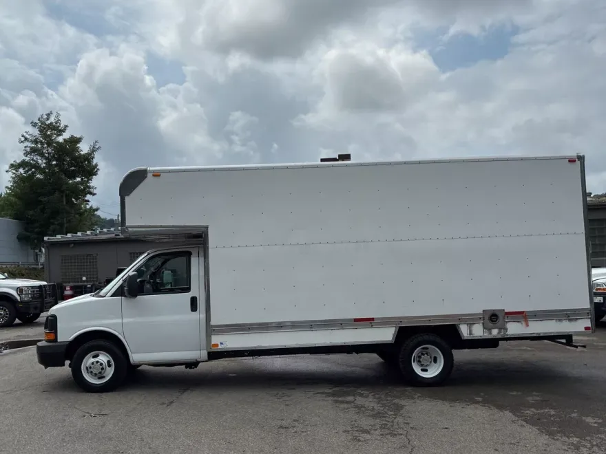 2013 Chevrolet Express Cutaway 3500 Van photo 1