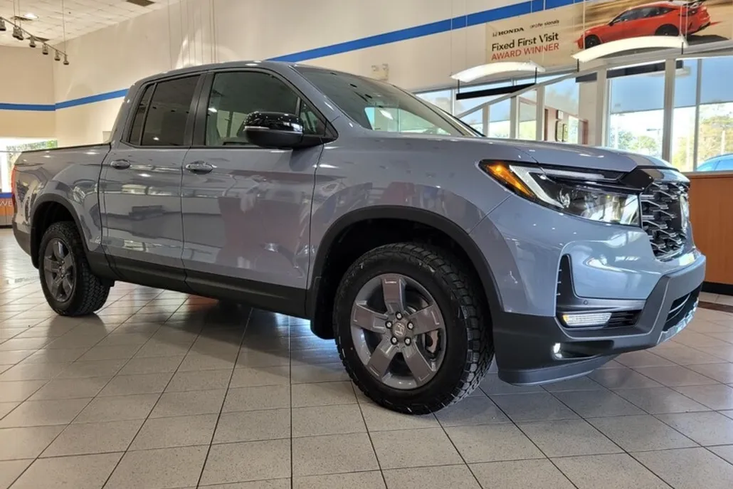 2025 Honda Ridgeline TrailSport photo 1