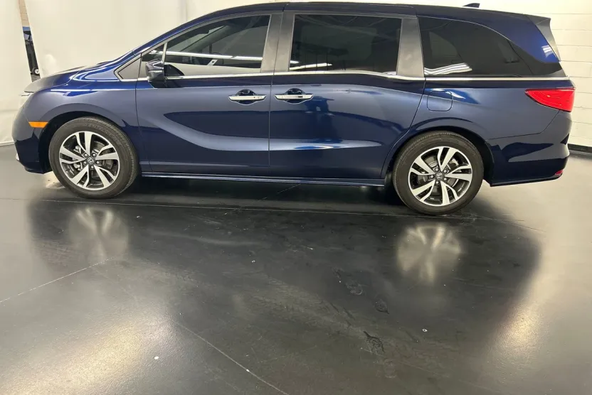 2023 Honda Odyssey Touring photo 1