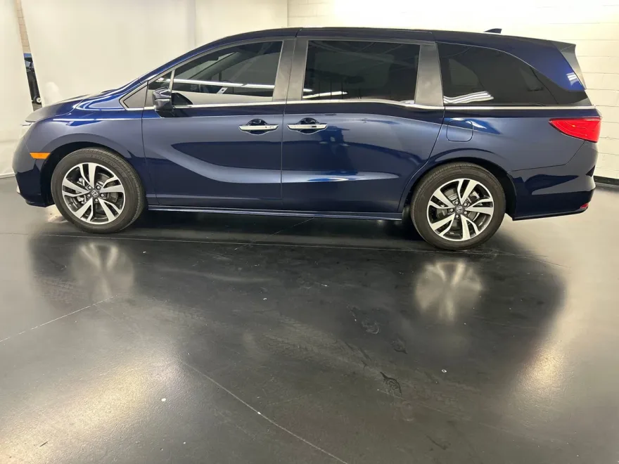 2023 Honda Odyssey Touring photo 1