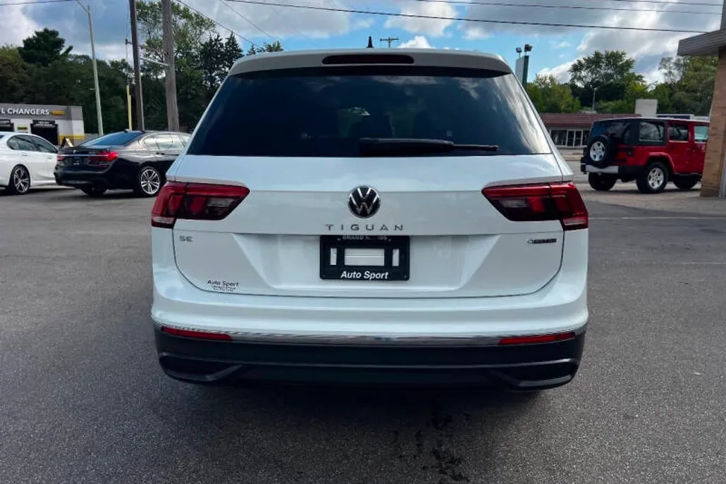 2023 Volkswagen Tiguan SE photo 1