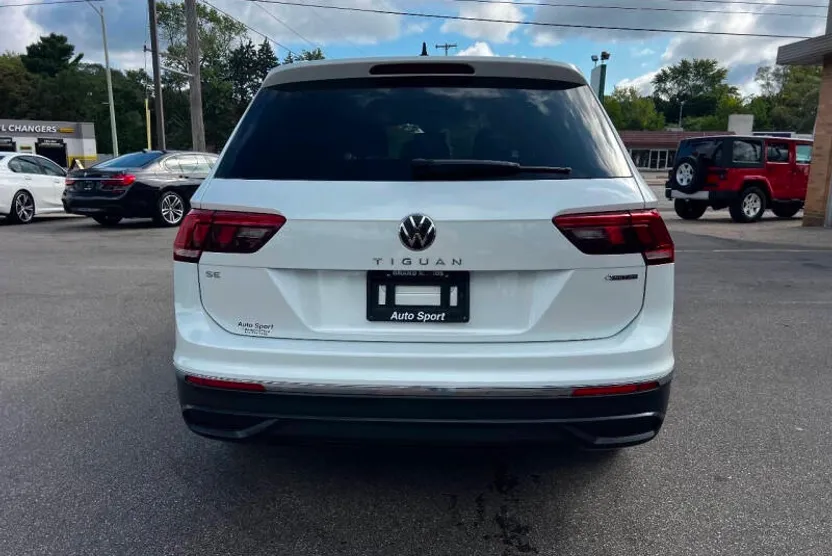 2023 Volkswagen Tiguan SE photo 1