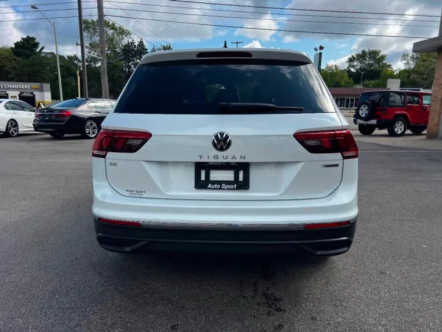 2023 Volkswagen Tiguan SE photo 1