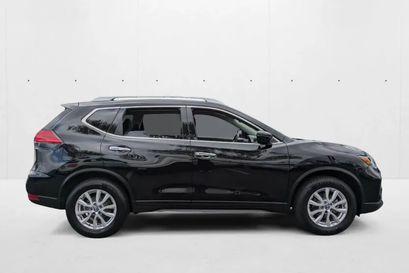 2017 Nissan Rogue SV photo 1