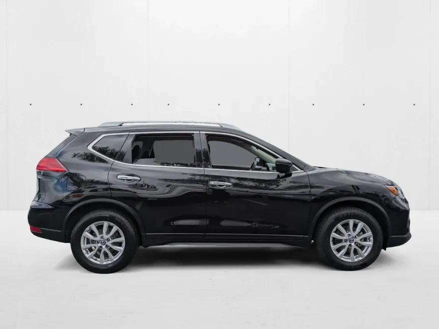 2017 Nissan Rogue SV photo 1
