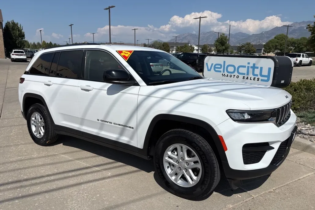 2023 Jeep Grand Cherokee Laredo photo 1
