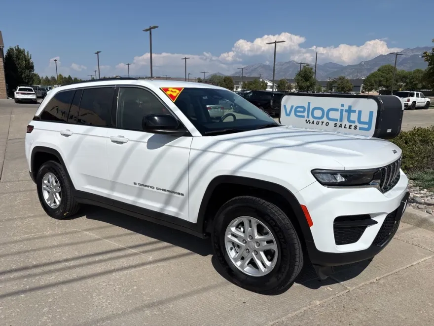 2023 Jeep Grand Cherokee Laredo photo 1