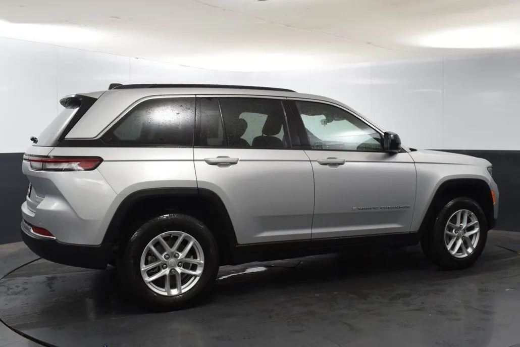 2025 Jeep Grand Cherokee Laredo photo 1