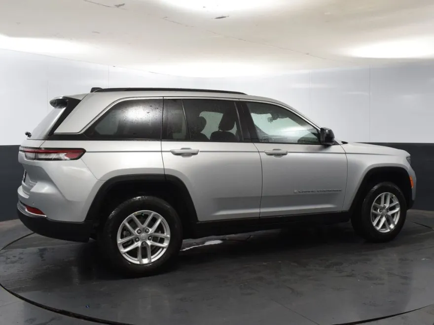 2025 Jeep Grand Cherokee Laredo photo 1