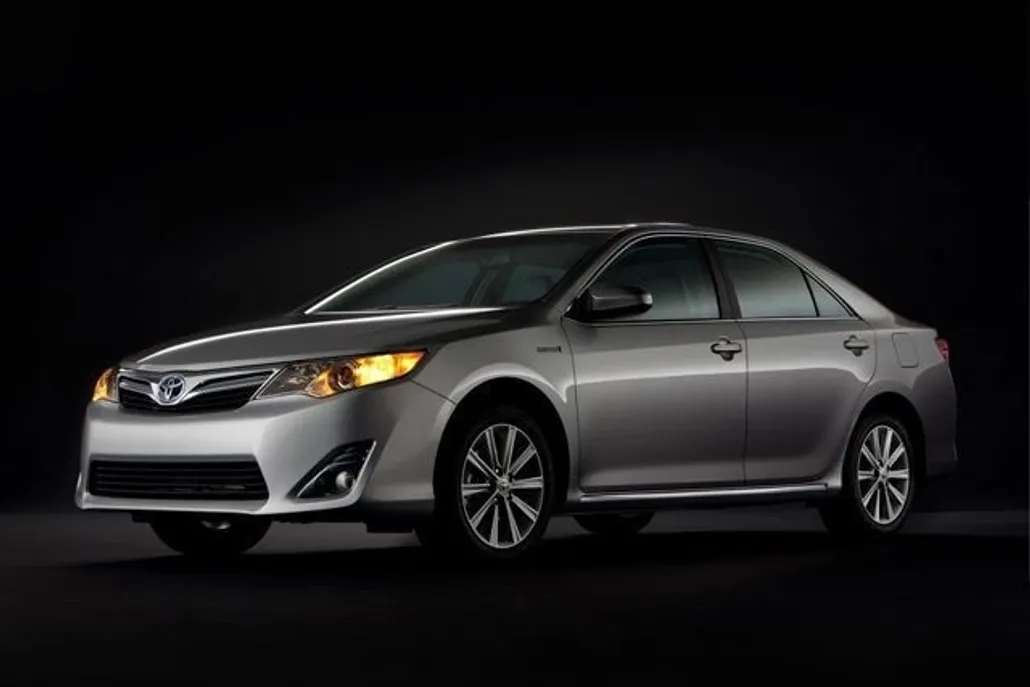 2014 Toyota Camry Hybrid LE photo 1