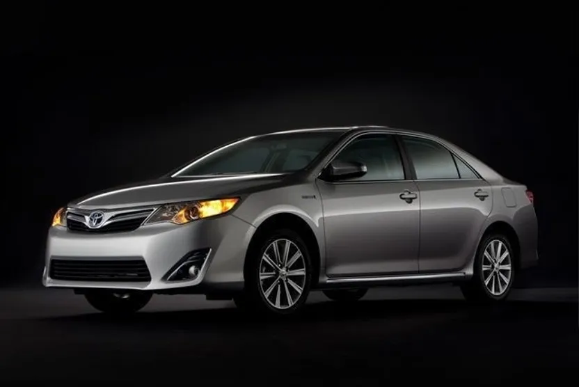 2014 Toyota Camry Hybrid LE photo 1