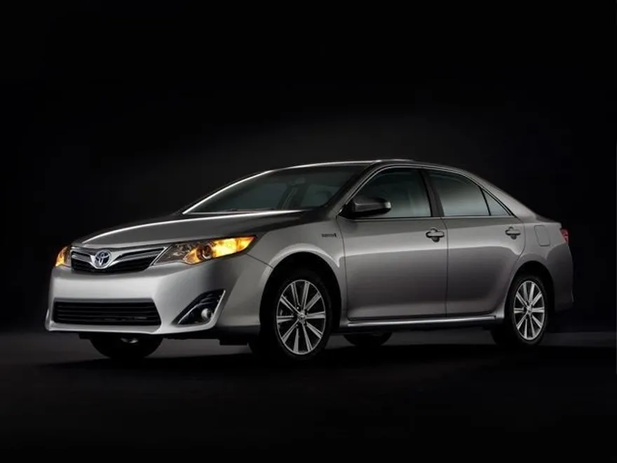 2014 Toyota Camry Hybrid LE photo 1