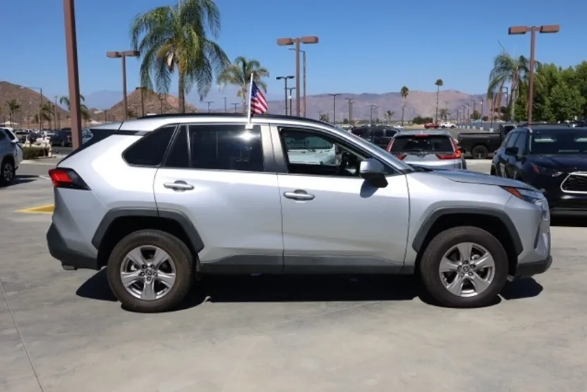 2022 Toyota RAV4 XLE photo 1