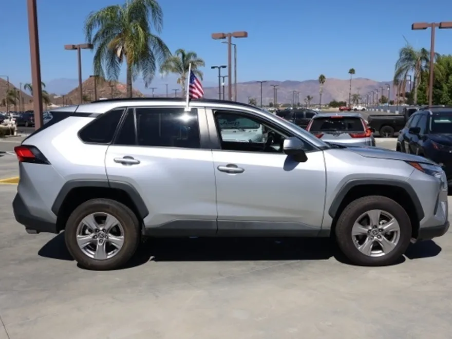 2022 Toyota RAV4 XLE photo 1