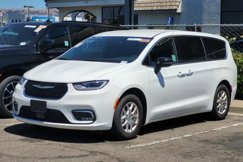 2024 Chrysler Pacifica Touring photo 1