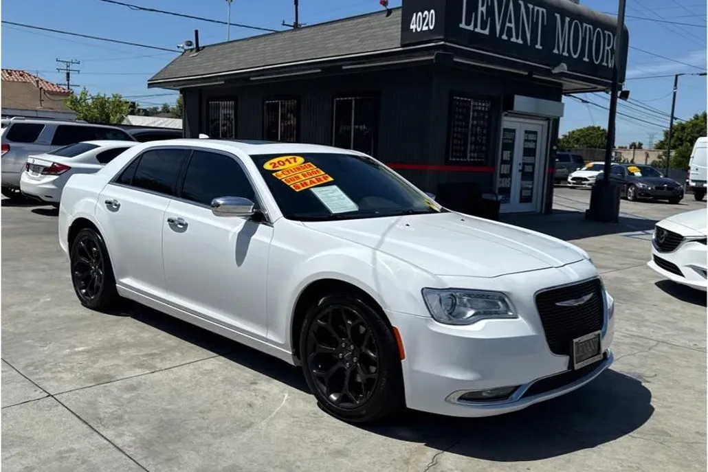 2017 Chrysler 300 photo 1