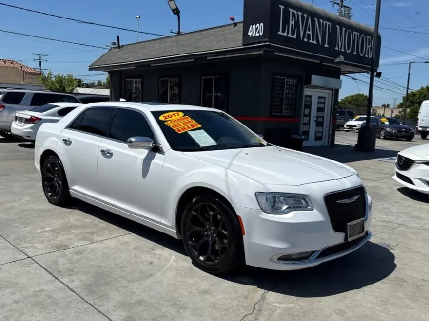 2017 Chrysler 300 photo 1