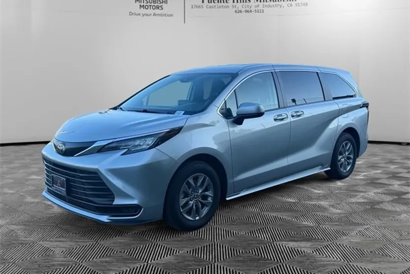 2023 Toyota Sienna LE photo 1