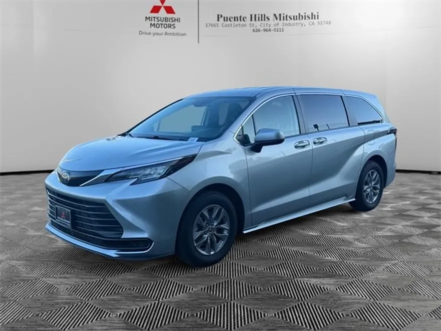 2023 Toyota Sienna LE photo 1