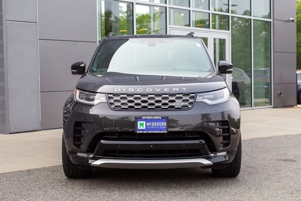 2024 Land Rover Discovery Metropolitan Edition photo 1