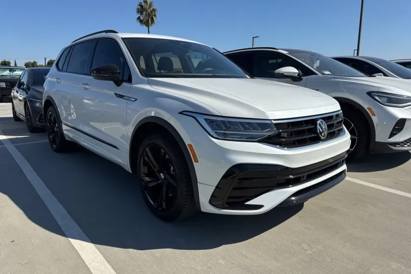 2023 Volkswagen Tiguan SE R-Line Black photo 1