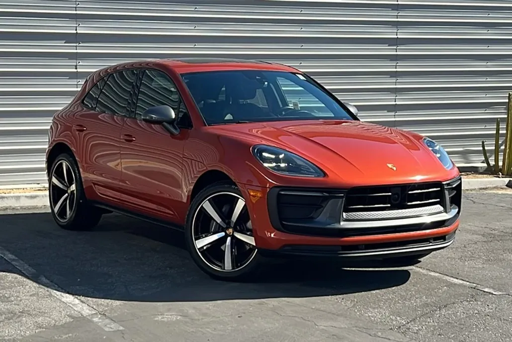 2023 Porsche Macan T photo 1