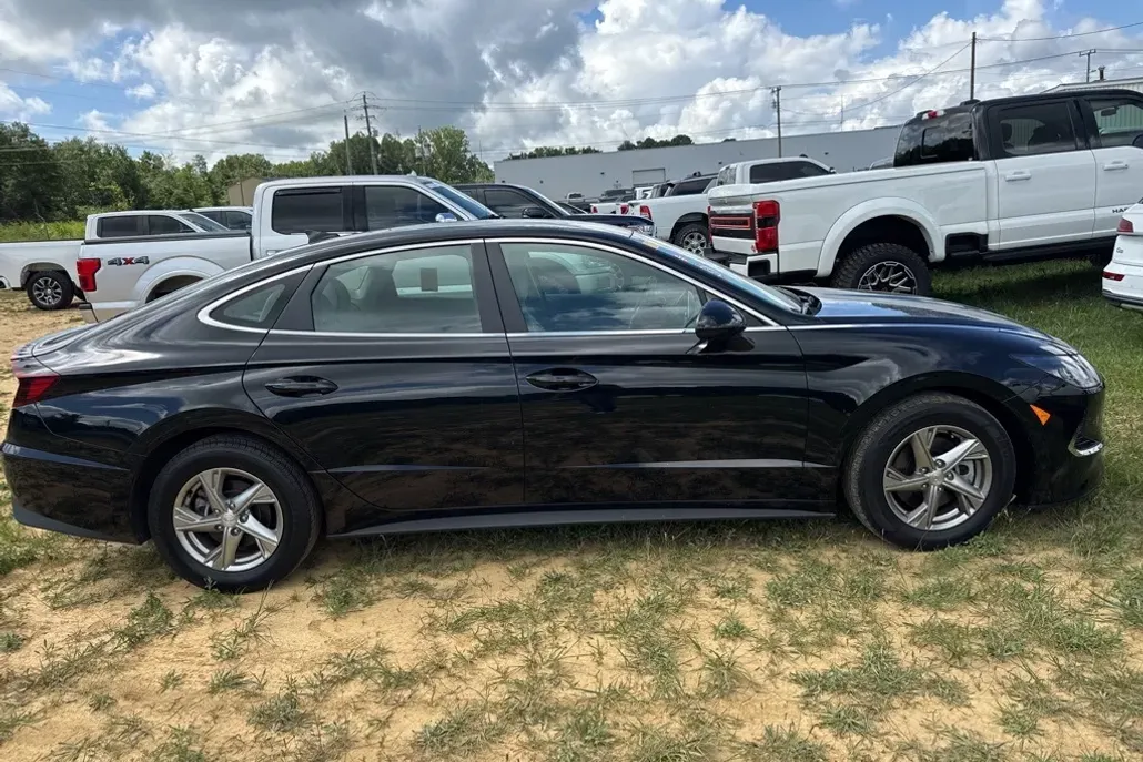 2022 Hyundai Sonata SE photo 1