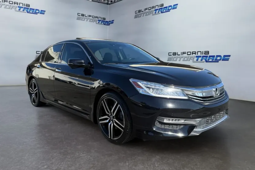 2017 Honda Accord Touring photo 1