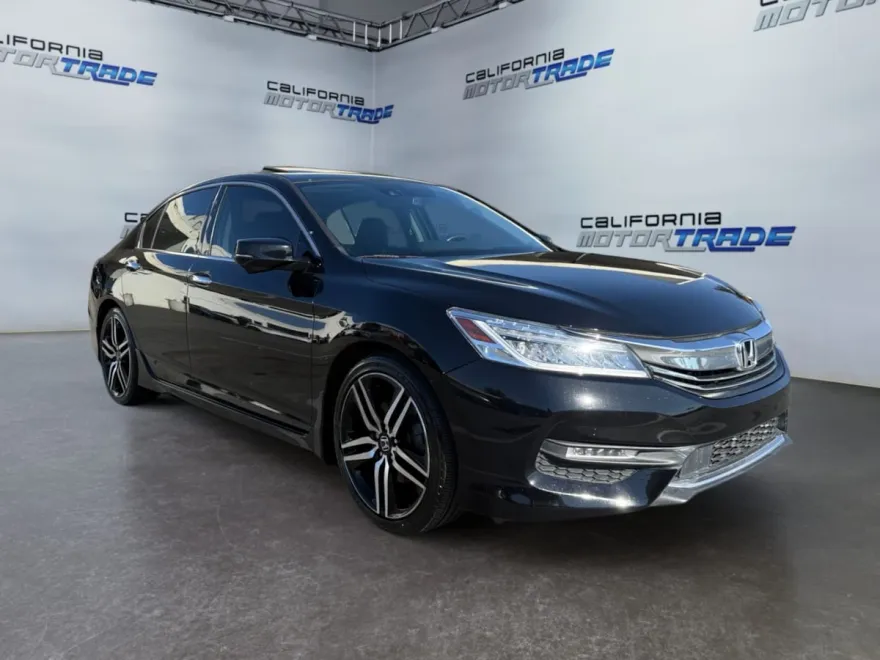 2017 Honda Accord Touring photo 1