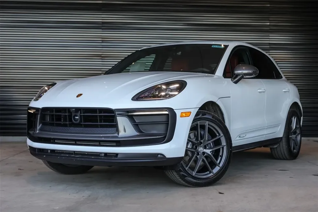 2025 Porsche Macan T photo 1
