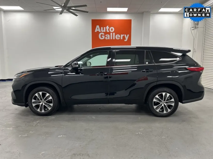 2022 Toyota Highlander XLE photo 2