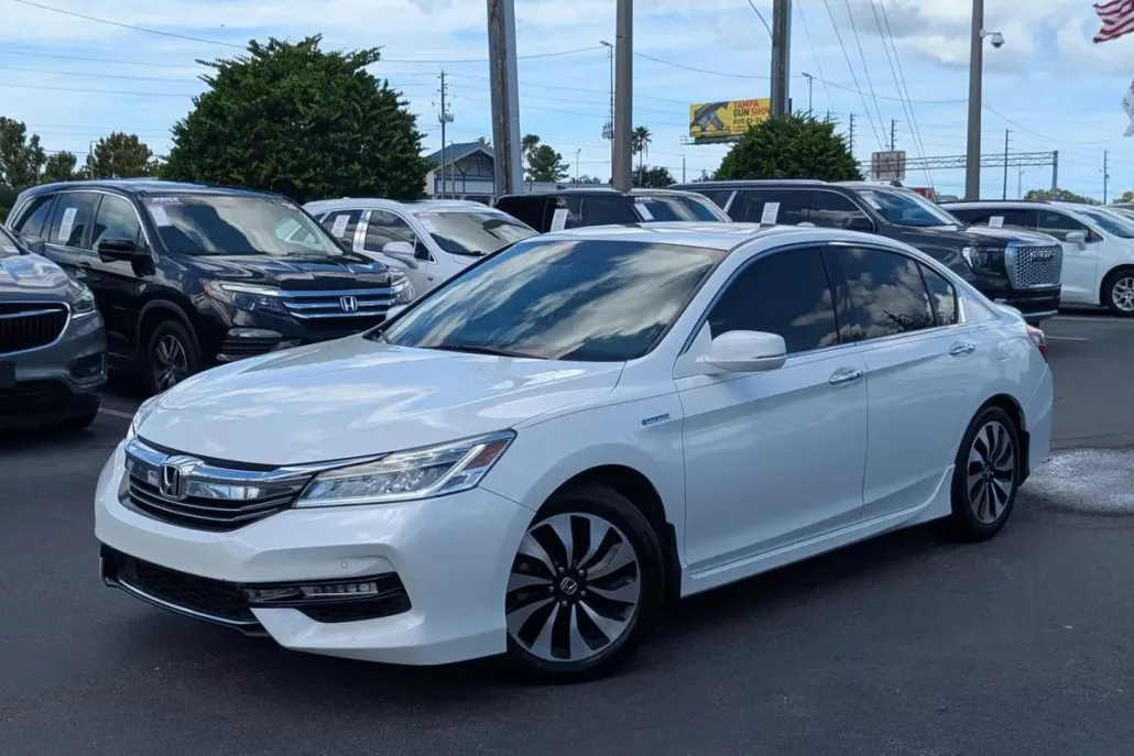 2017 Honda Accord Hybrid Touring photo 1