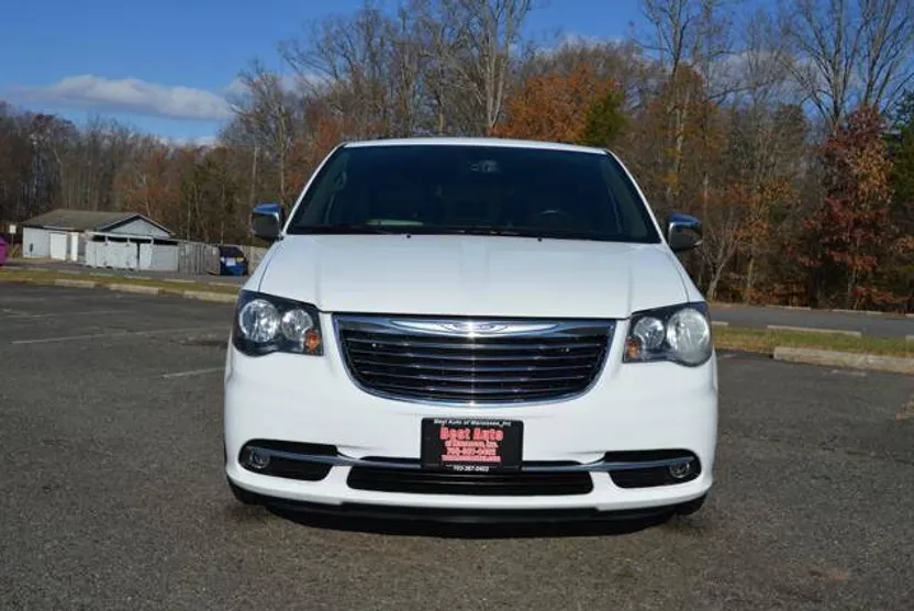 2016 Chrysler Town & Country Touring L photo 1