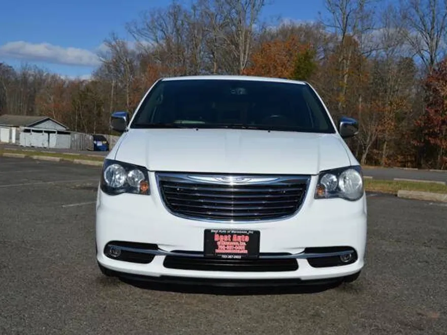 2016 Chrysler Town & Country Touring L photo 1