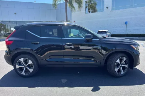 2025 Volvo XC40 Core photo 3