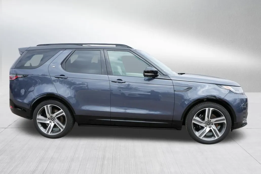 2024 Land Rover Discovery Metropolitan Edition photo 1