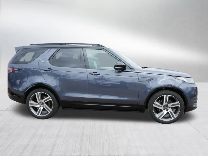 2024 Land Rover Discovery Metropolitan Edition photo 1