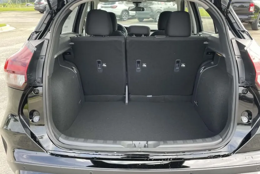 2025 Nissan Kicks Play S photo 1